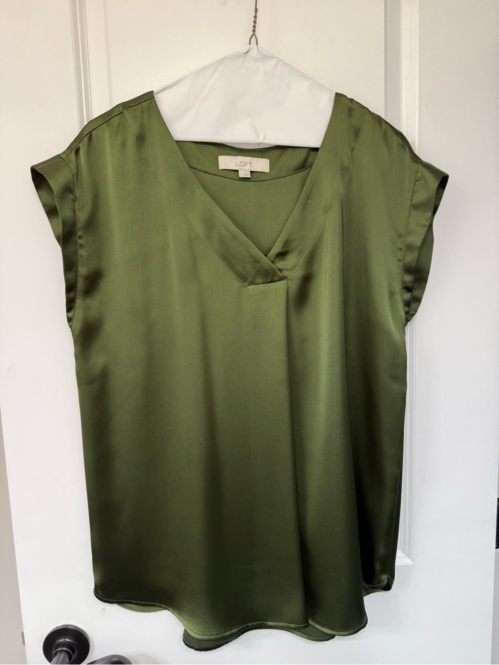 LOFT Olive Satin V-Neck Cap Sleeve Blouse Size Large *READ DESCRIPTION*